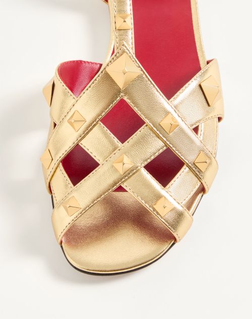 Valentino Garavani - Studdy Sandal In Laminated Nappa 05mm - Antique Brass - Woman - Sandals
